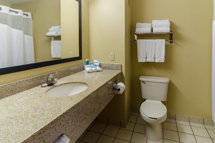 Room 25 of 40