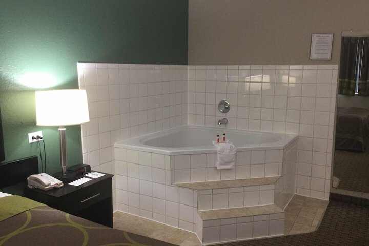 Super 8 by Wyndham Mundelein / Libertyville Area