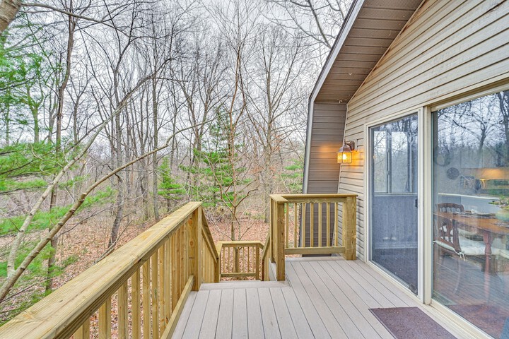 8 Mi to Lake Michigan: Creative Retreat w / Deck!