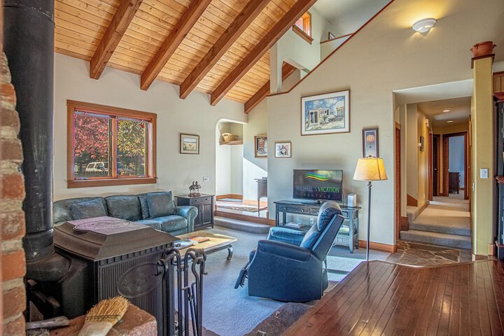 Creekside on Quigley - 3BD Private Home on Trails + Hot Tub