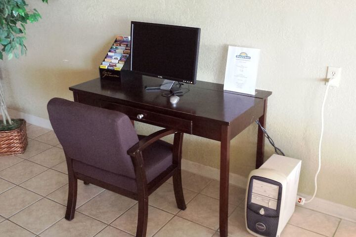 Business Center 82 of 85