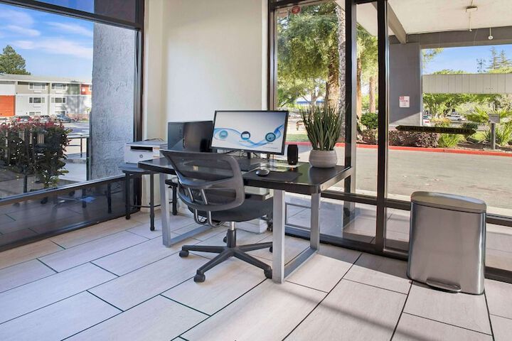 Business Center 37 of 39