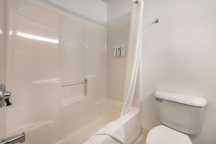Country Inn & Suites by Radisson Watertown, SD