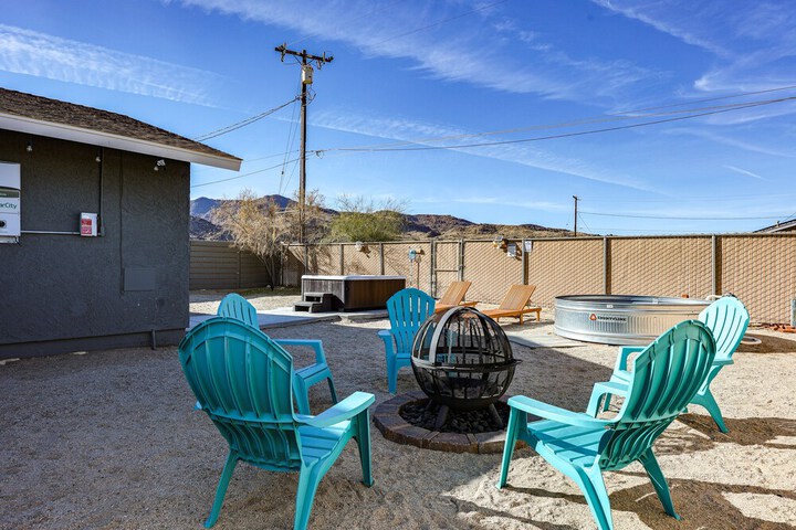 Indie-eclectic Desert Home w / Hot Tub + Patio