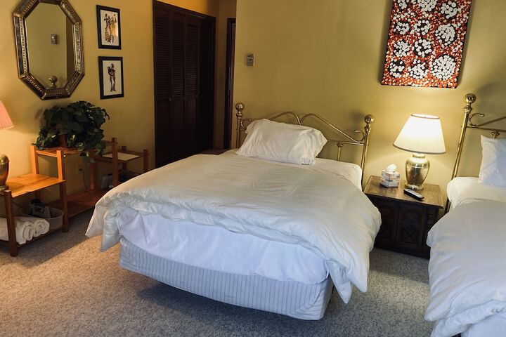 Room 2 of 10