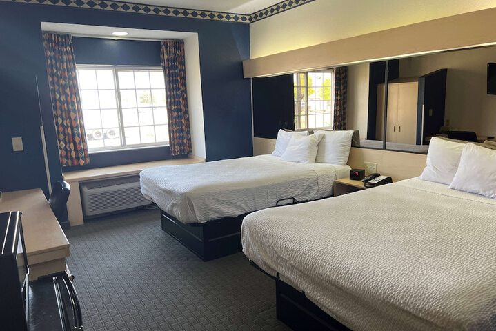 Days Inn & Suites by Wyndham Hutchinson