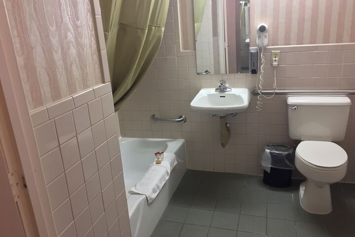 Room 16 of 34