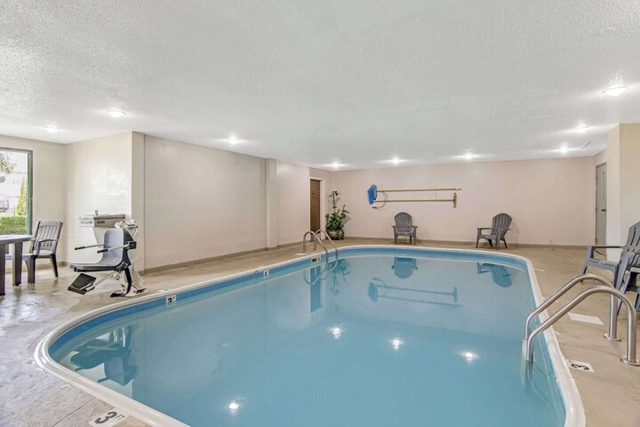 Comfort Suites near I-80 and I-94