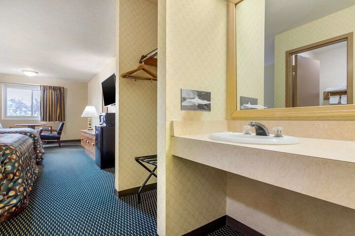 Room 33 of 43