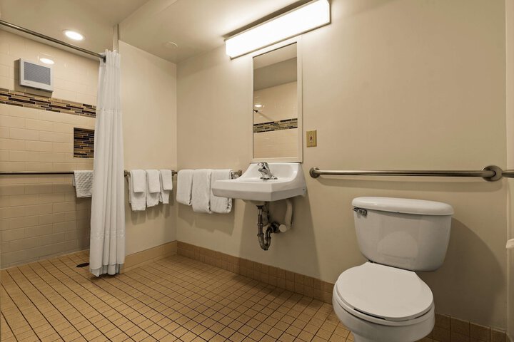 Best Western The Plaza Hotel Honolulu Airport - Free Breakfast