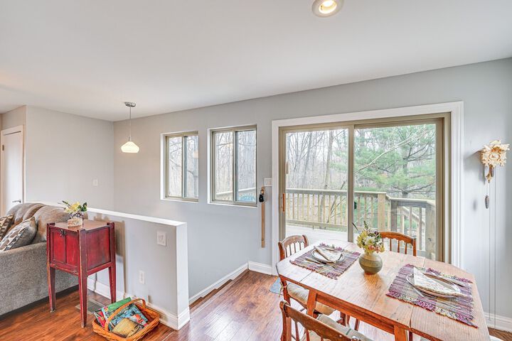 8 Mi to Lake Michigan: Creative Retreat w / Deck!