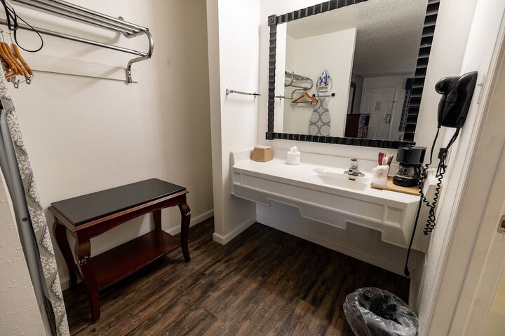 Room 27 of 40