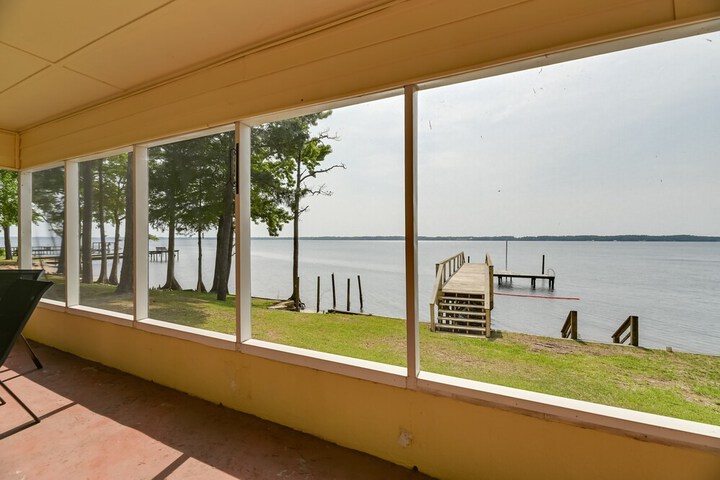 Riverfront Edenton Condo w / Porch & Water Views!