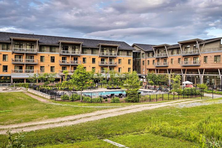 Ski-in Resort Family Condo w / Deck at Jay Peak!