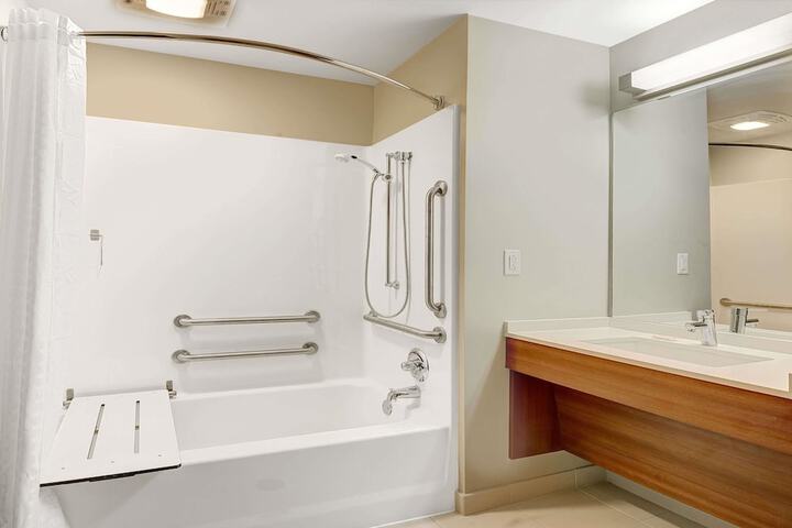 Room 5 of 16