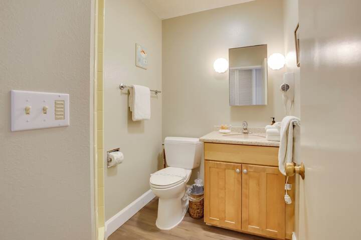 Comfortable Lincoln City Condo w / Patio & Views!