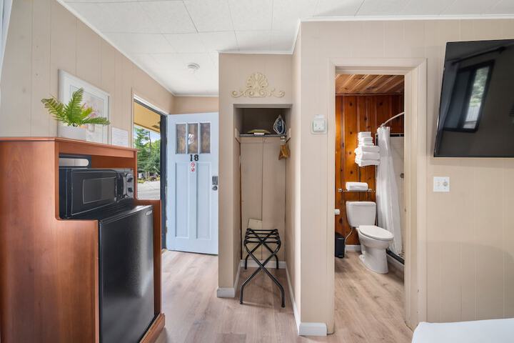 CedarWood Inn