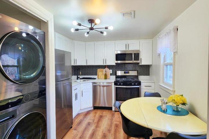 Chic Spacious Apt Near Attractions / Food/EWR/NYC