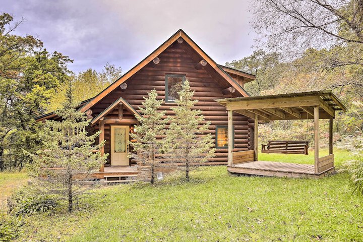 Splendid Family Cabin w / Hot Tub & Grill!