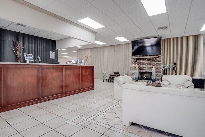 Cottonwood Suites Savannah Hotel & Conference Center