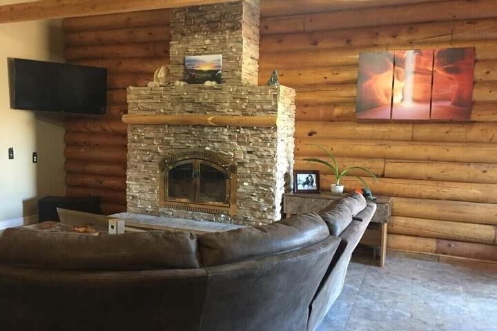 Lounge 21 of 24