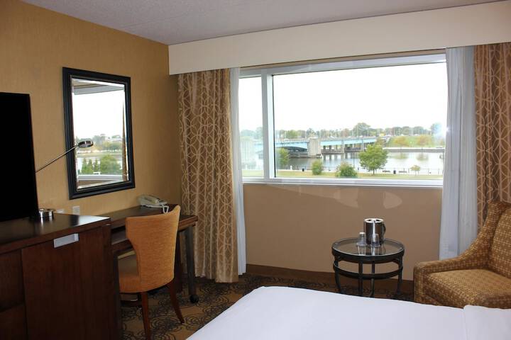 DoubleTree by Hilton Bay City - Riverfront