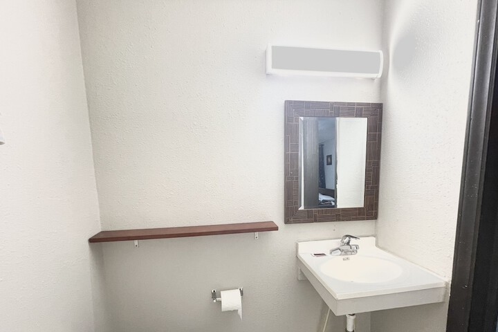 Room 8 of 9