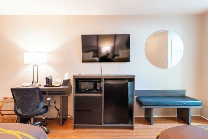 Super 8 by Wyndham Gananoque / Country Squire Resort