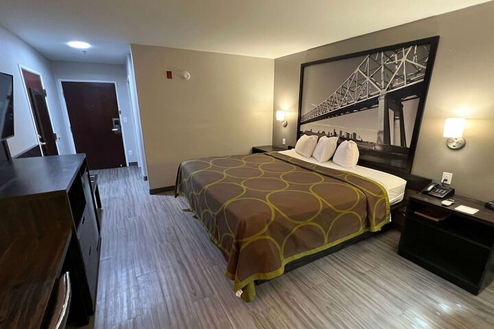 Super 8 by Wyndham Lake Charles / Sulphur