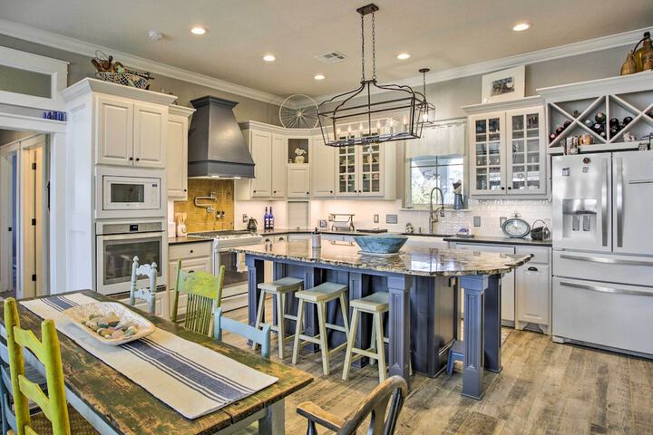 Spacious Kingston Home on Lake Texoma!