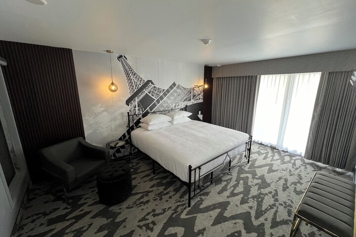 Lighthouse Inn & Suites