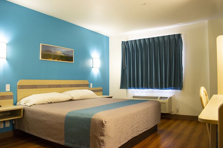 Room 12 of 27