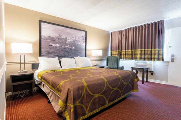 Super 8 by Wyndham Gananoque / Country Squire Resort
