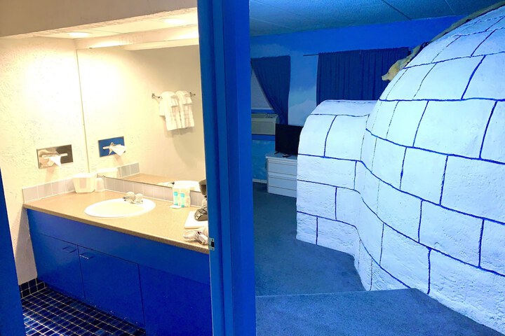 Room 52 of 334