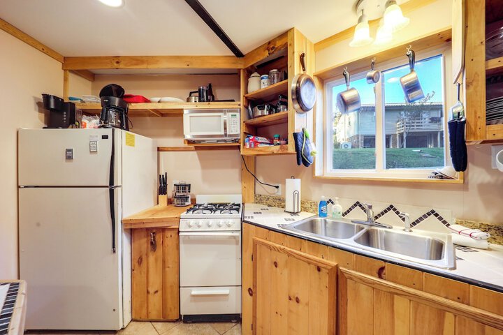 Unique West Jefferson Home w / Fire Pit & Grill!