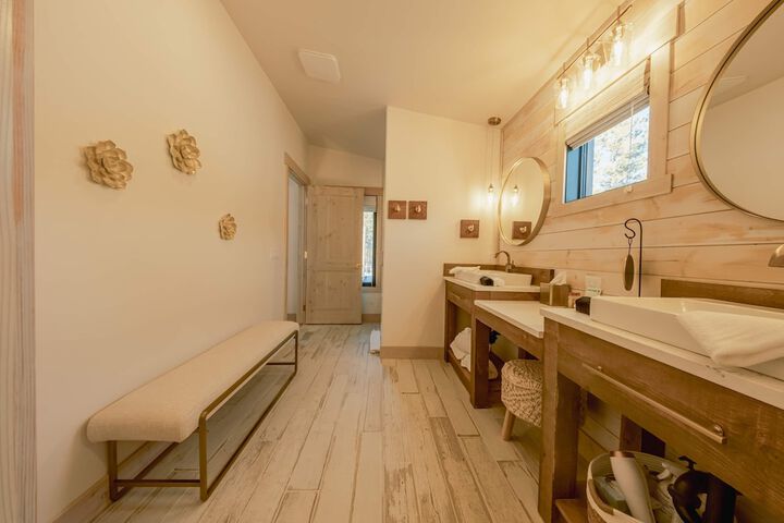 Wilderness Club Nest Modern Cabin Retreat for 9 w / Hot Tub