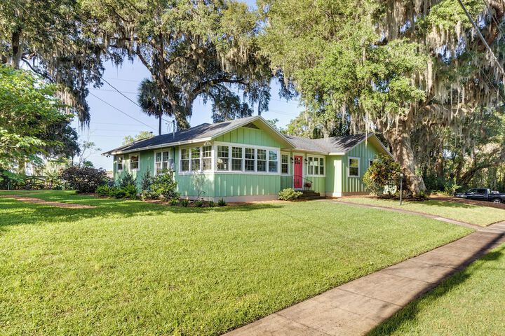 Walk to Lakes! Tropical Escape in Mount Dora