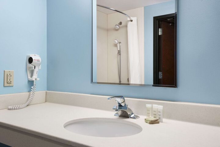 Super 8 by Wyndham Pennsville / Wilmington