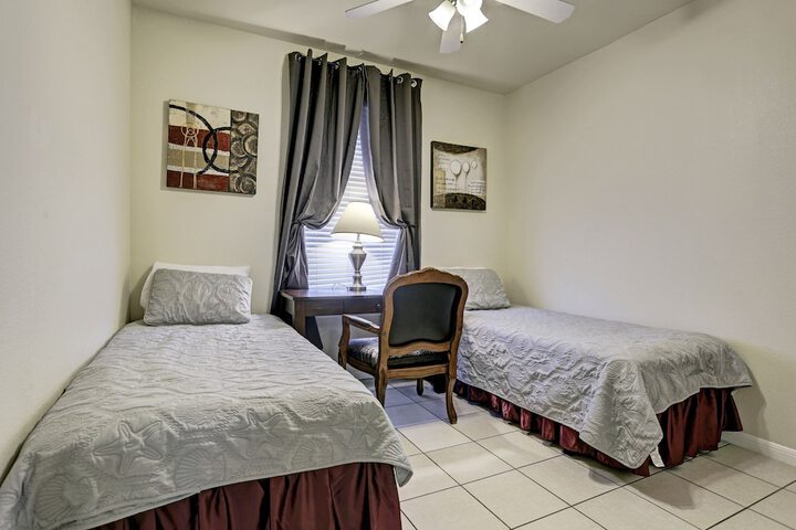 Room 5 of 9
