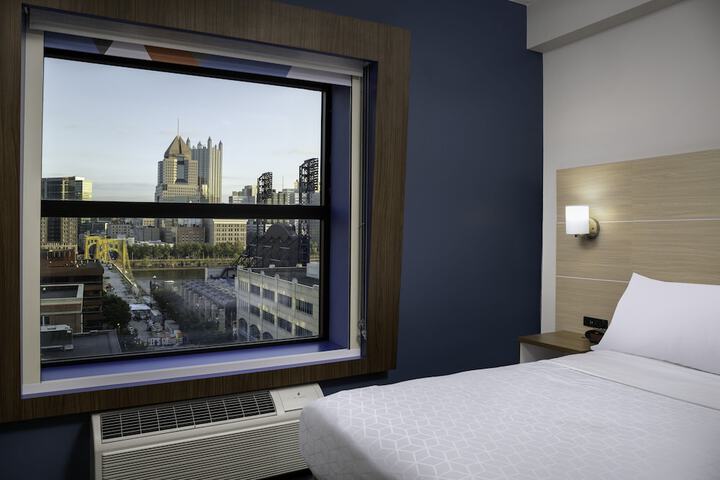 Holiday Inn Express & Suites Pittsburgh North Shore by IHG