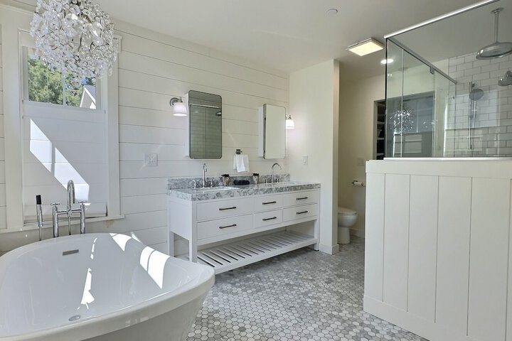 Serene 5BR Farmhouse Retreat Shoreline