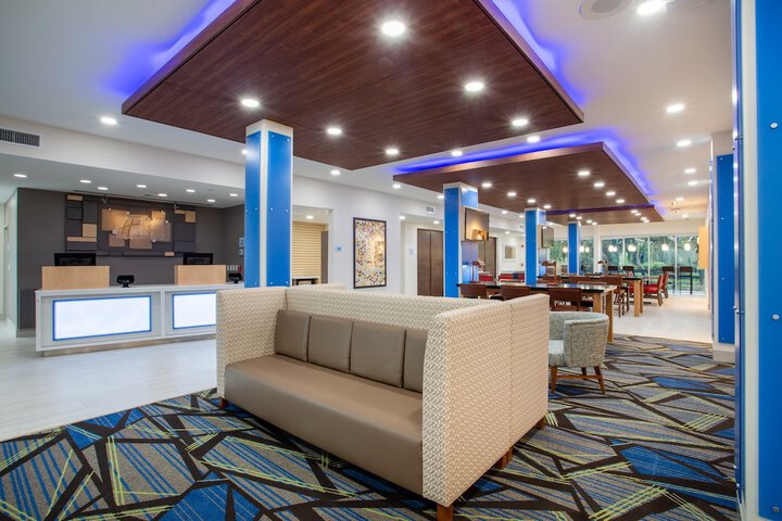 Holiday Inn Express & Suites Deland South by IHG