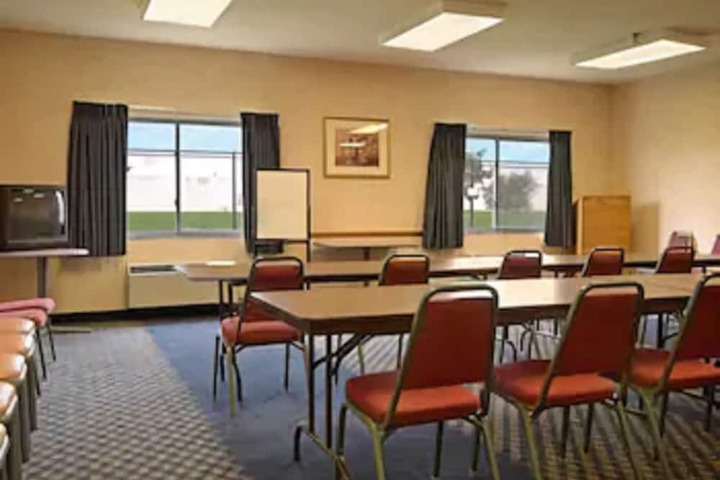 Days Inn & Suites by Wyndham Morris / I-80