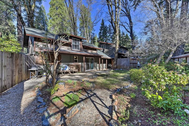 Peaceful Cottage w / Grill & Yard in Grass Valley!