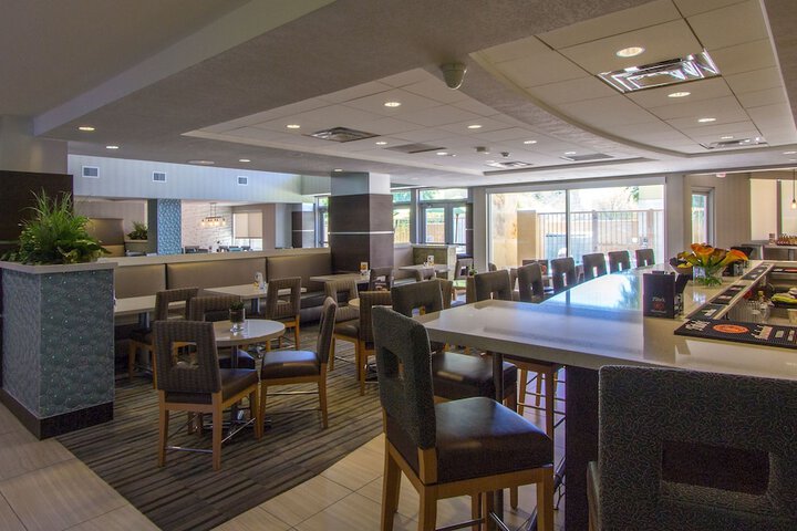 Lounge 58 of 61