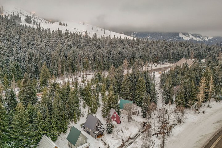 Snoqualmie Pass Cabin w / Deck: Walk to Ski Lift