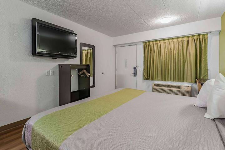 Room 7 of 9