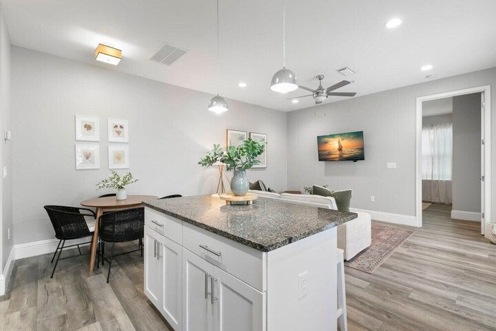 Canopy Cove Stunning 2BR Apt Heart of Downtown