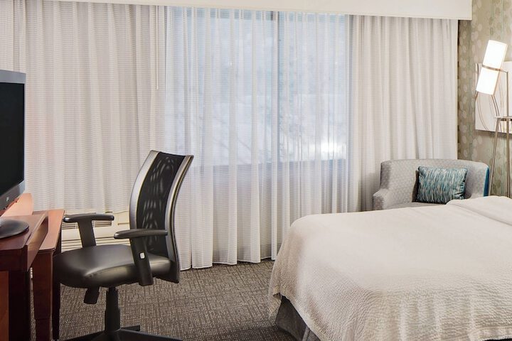 Courtyard by Marriott Pittsburgh West Homestead / Waterfront