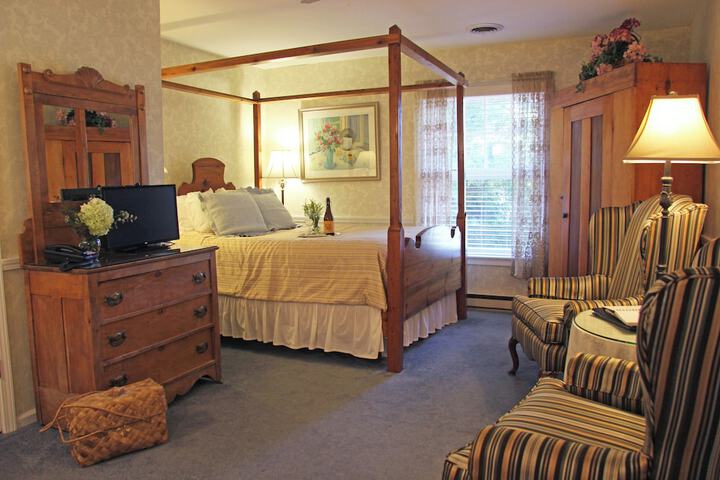 Eagle Harbor Inn